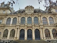 (2026) Façade du Palais de la Bourse du côté de la place de la Bourse.